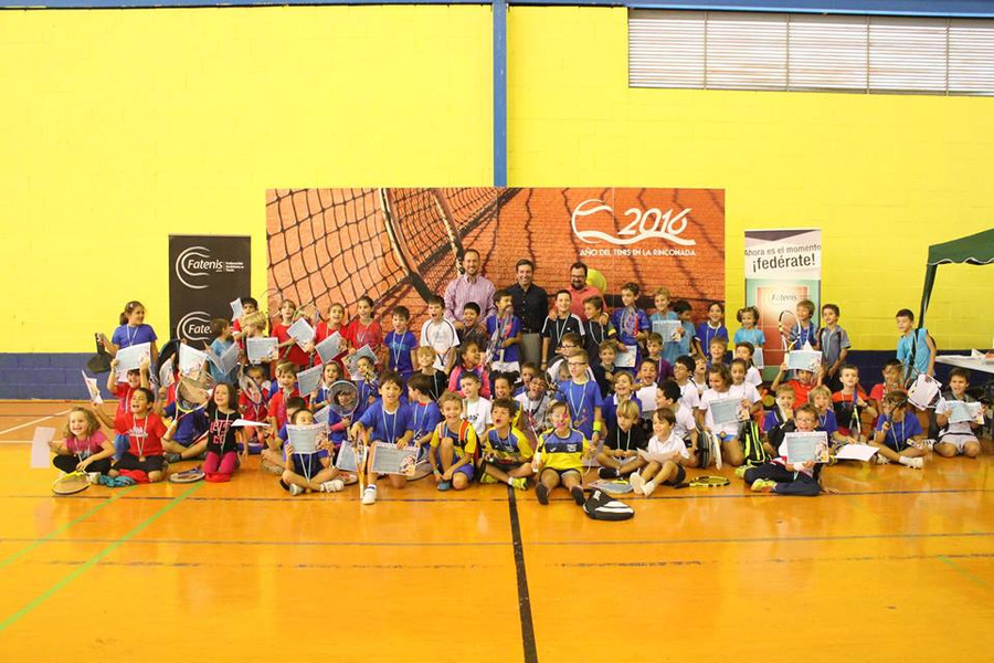 En torno a 100 escolares se inician en el tenis en La Rinconada