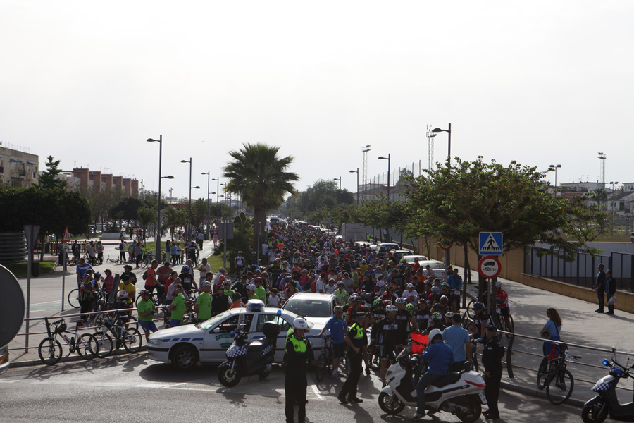 2.000 personas pasean en bici por La Rinconada