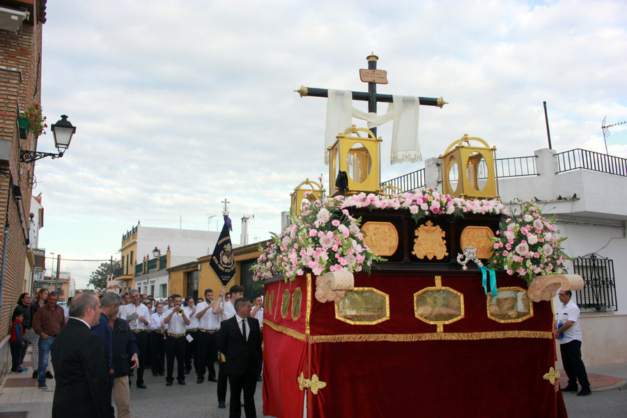 Cruz de Mayo Santa Cruz procesiona por las calles de La Rinconada