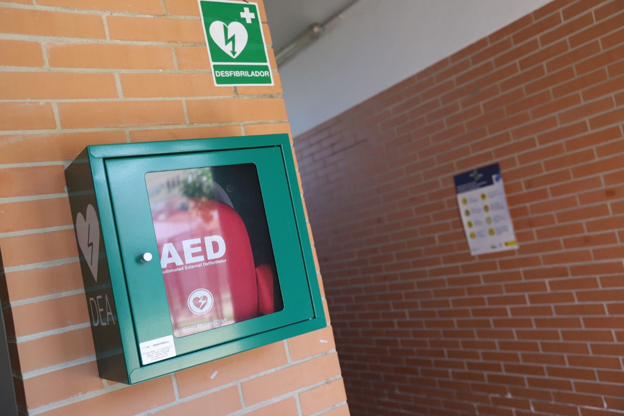 La Rinconada recibe seis nuevos desfibriladores para instalaciones deportivas