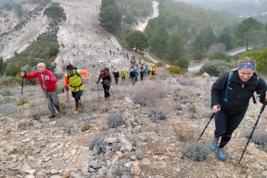 200 montañeros se concentran en la pequeña localidad granadina de Fornes