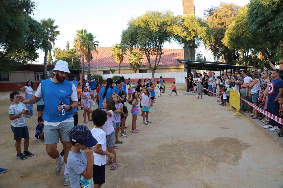 Un centenar de jóvenes despide el Campamento Urbano a ritmo de baile en la fiesta de fin de curso