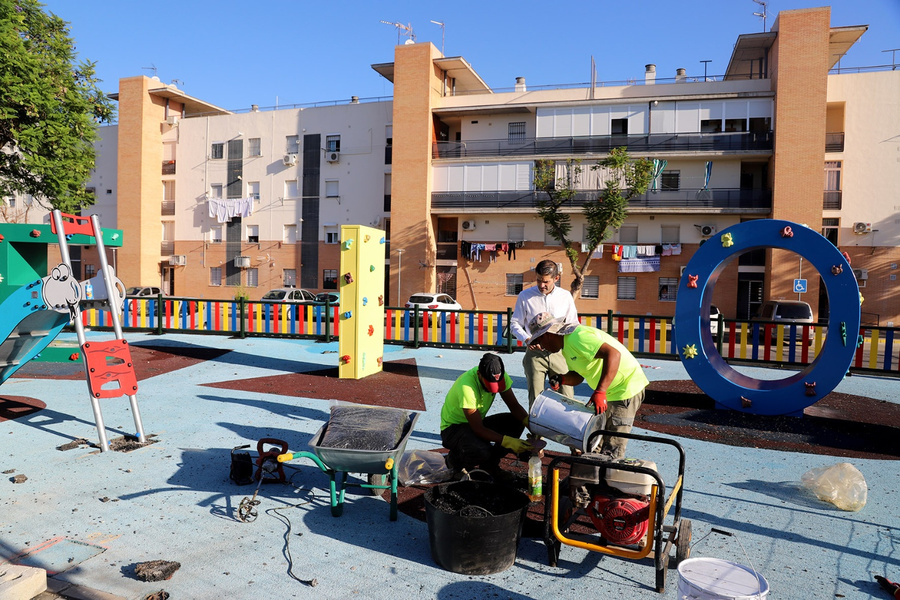 Las zonas infantiles del Bulevar Almonazar estarán totalmente renovadas a final de mes