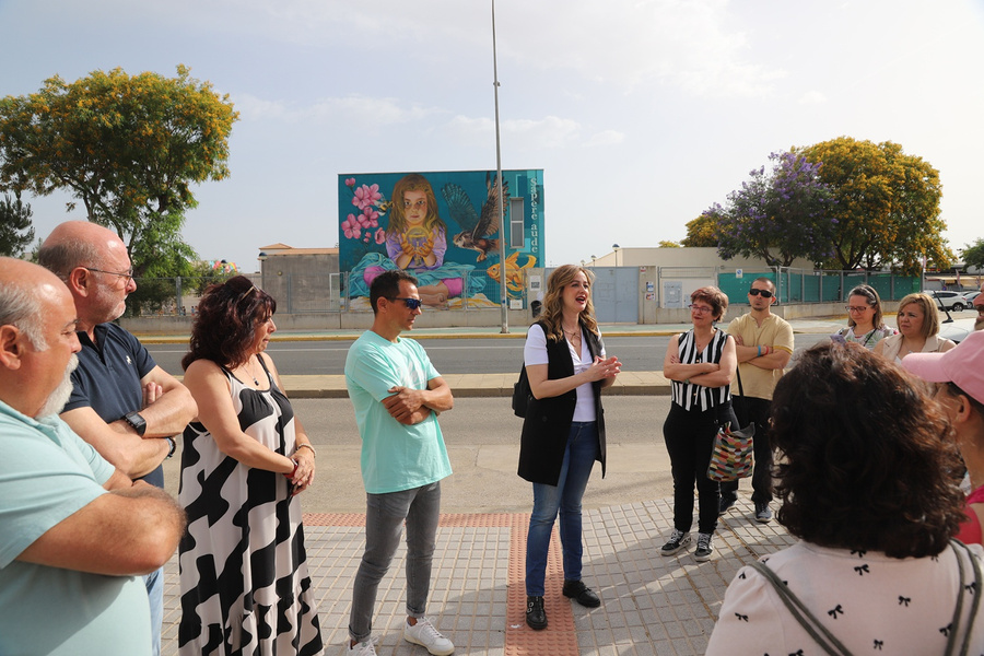 El CEIP Blanca de los Ríos inaugura dos murales del artista Ángel López