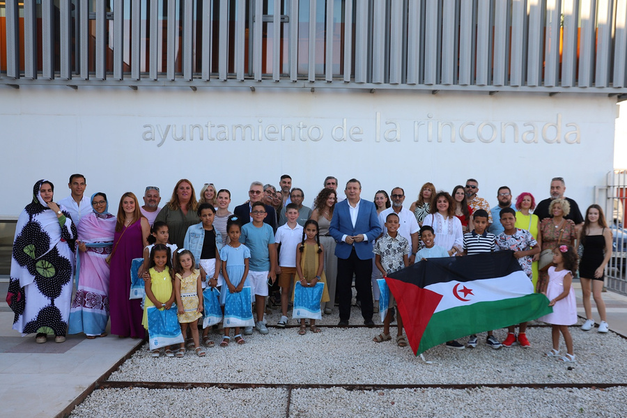 El Ayuntamiento recibe a los niños y niñas saharauis de Vacaciones en Paz