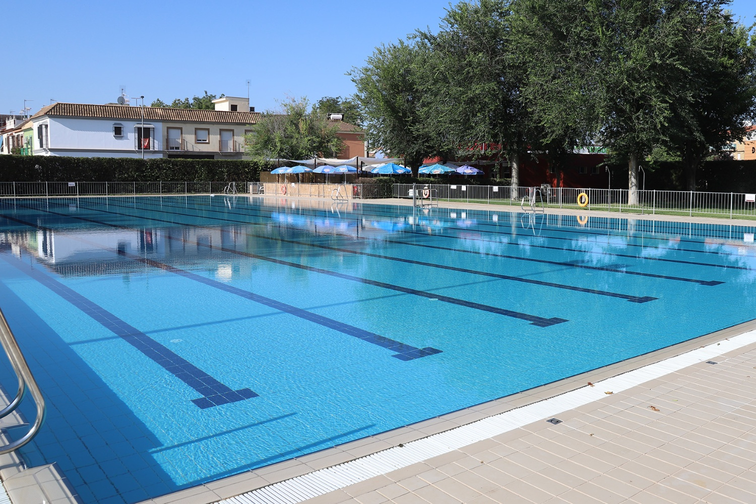 Casi 45.000 personas pasan en julio por las piscinas de verano