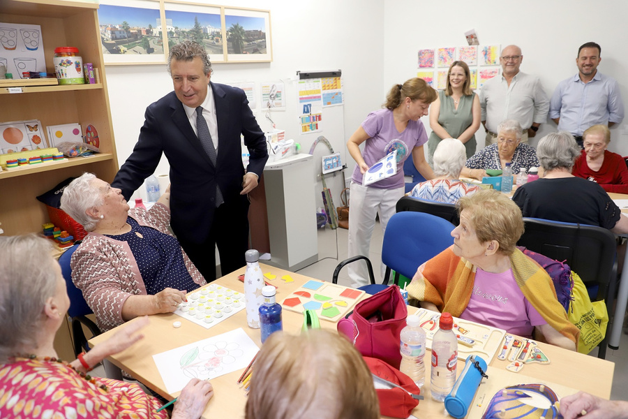 Javier Fernández visita el Centro de Estimulación Cognitiva con motivo del Día Mundial del Alzheimer