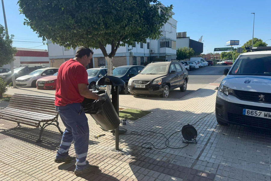 Vía Pública instalará un centenar de nuevas papeleras en la barriada de La Paz