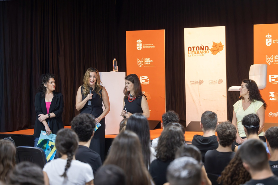 La filóloga y catedrática de Lengua Española Lola Pons da una charla magistral sobre el andaluz