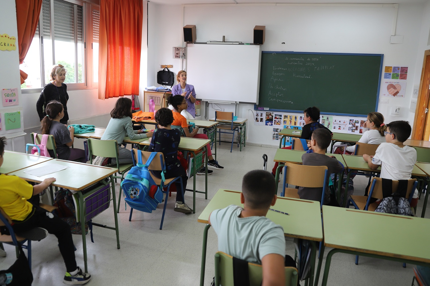 La delegada Trinidad Romera visita el CEIP Pepe González