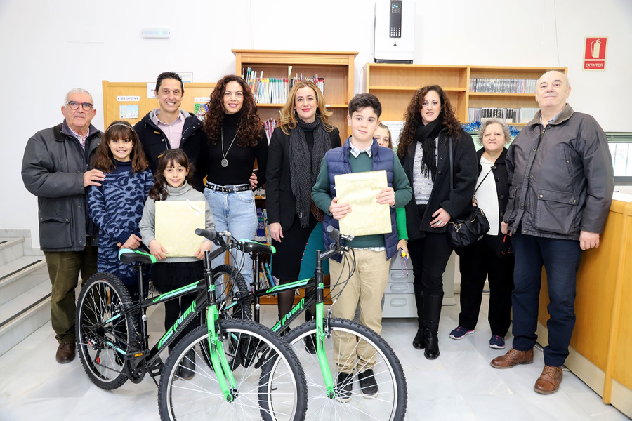 888 personas participan en la Exposición de tarjetas de Navidad de la Biblioteca San José