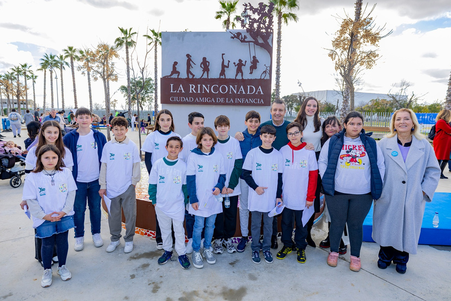 Una escultura conmemorativa de La Rinconada como Ciudad Amiga de la Infancia en el parque La Jira