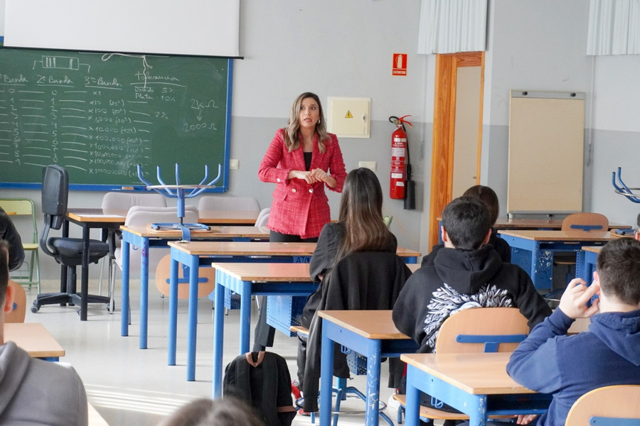 La parlamentaria andaluza María Márquez charla sobre el 28F con alumnado del IES Antonio de Ulloa