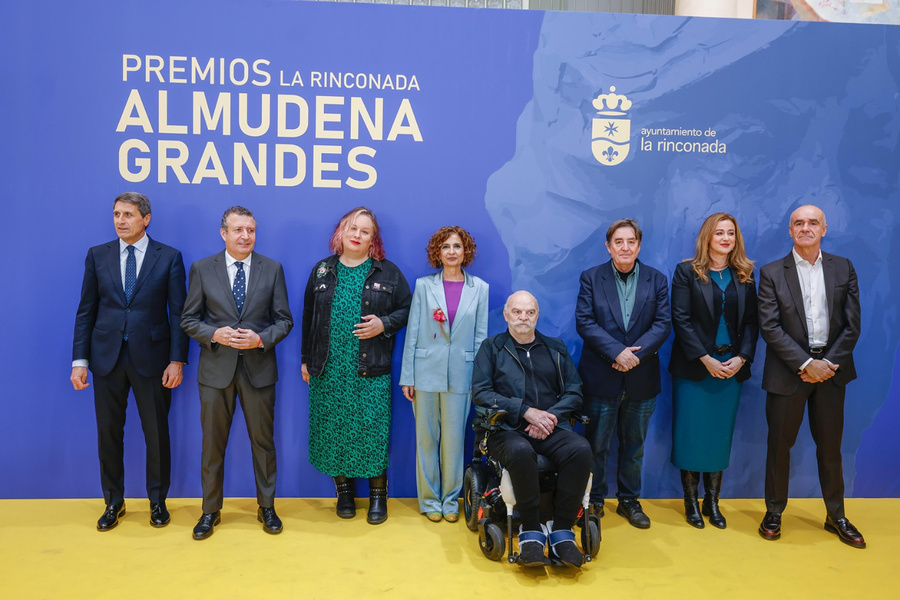 La Rinconada entrega los Premios de Novela y Ensayo ‘Almudena Grandes’ a Alana S. Portero y a Martín Caparrós