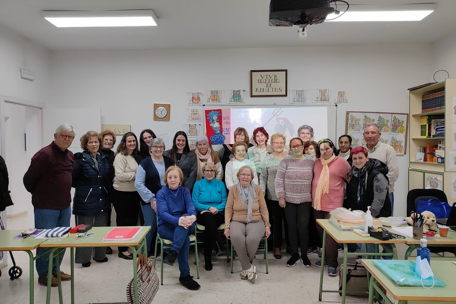 El Centro de Adultos Cerro Macareno recibe la visita de la escritora María Luisa Cárdenas